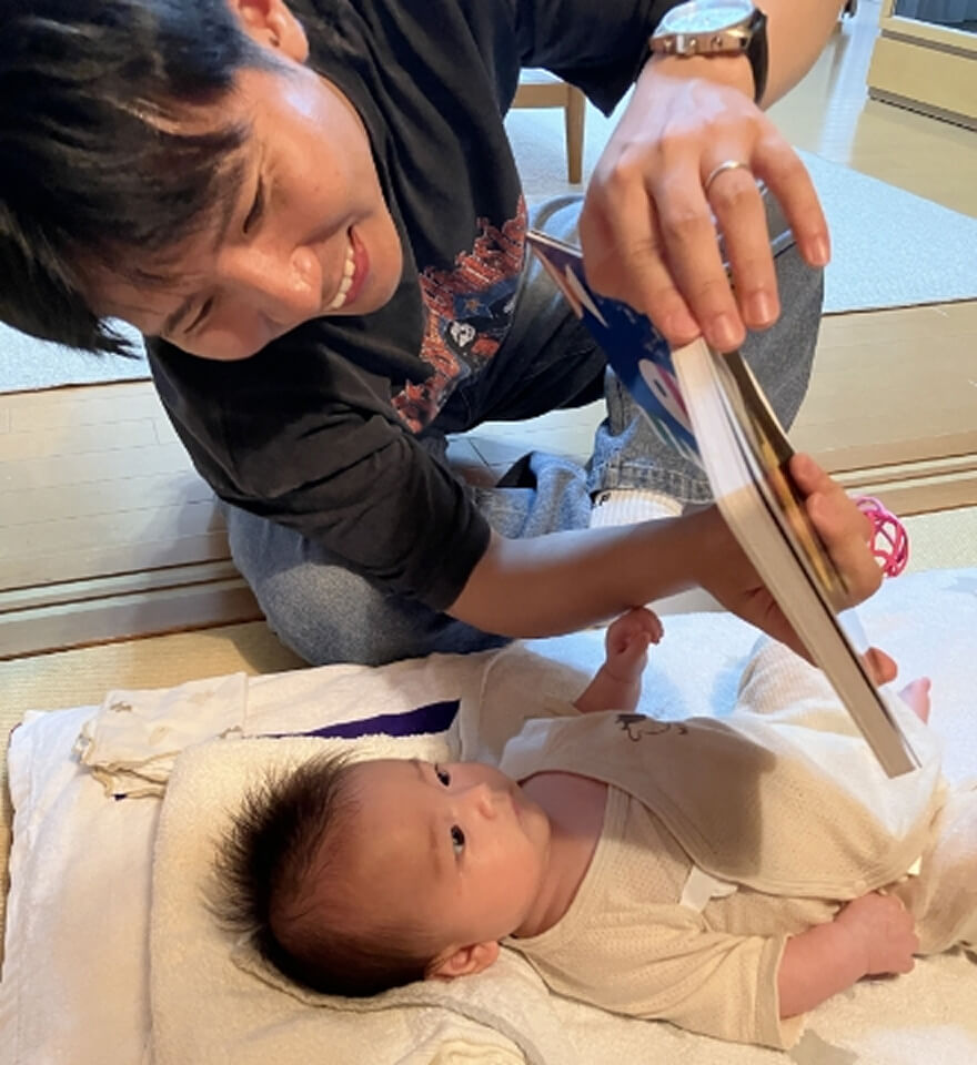 井上翔悟さんとお子さまの写真