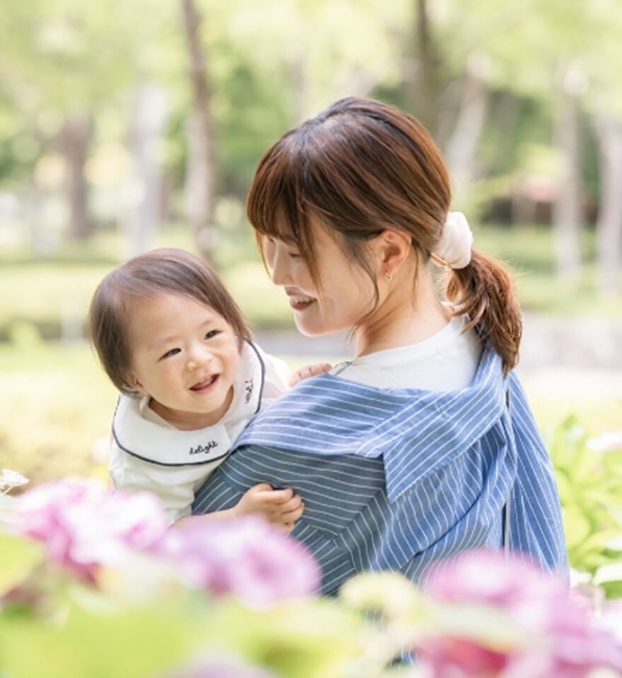 森貞里咲さんとお子さまの写真